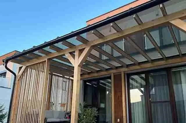 Fa vázszerkezethez rögzített üregkamrás polikarbonát tető speciális rögzítő csavarokkal