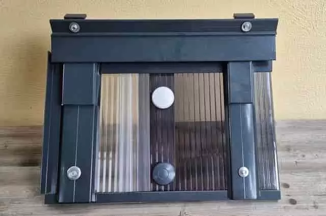 Antracit színű alumínium leszorító profil üregkamrás polikarbonát lemez rögzítéséhez