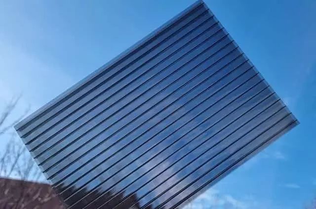 Antracit üregkamrás polikarbonát lemez kültéri alkalmazáshoz