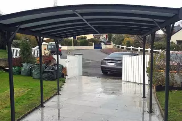 Antracit légkamrás polikarbonát kocsibeállóhoz – időjárásálló tetőmegoldás Antracit üregkamrás polikarbonát tető kocsibeálló fedéshez