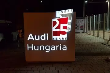Audi Hungária világító tábla