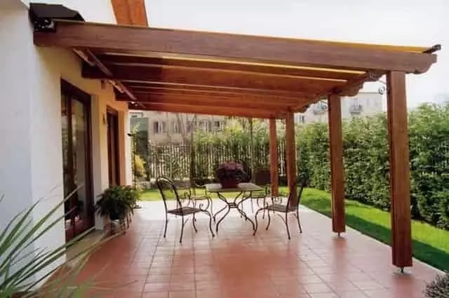 Bronz üregkamrás polikarbonát tető teraszhoz – árnyékoló és hőcsökkentő megoldás Bronz üregkamrás polikarbonát teraszfedés fa pergola szerkezettel