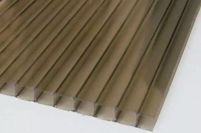 Bronz üregkamrás polikarbonát lemez hő- és fénycsökkentő kivitelben