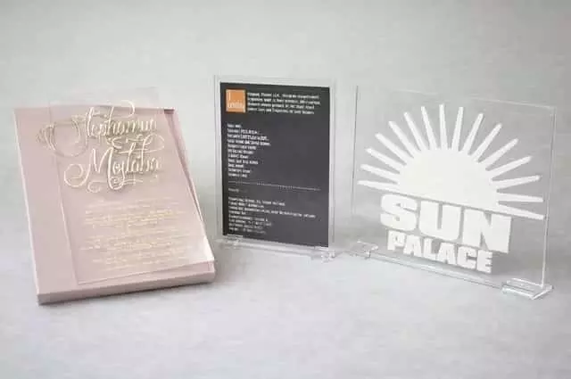 Egyedi plexi termékek bemutatója: plexi meghívó, plexi lap és világító plexi tábla