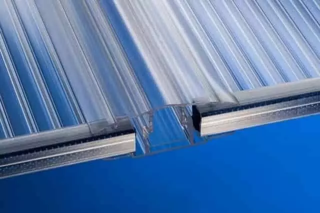 Felhelyezett párazáró szalag polikarbonát lemezen – szakszerű cellazárás tetőfedésnél Felhelyezett polikarbonát párazáró szalag üregkamrás lemez felső élén