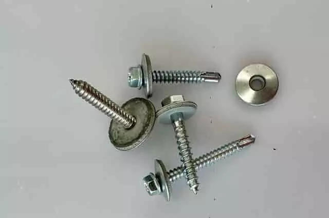 Polikarbonát rögzítő csavar alátéttel és tömítő kupakkal tetőfedéshez