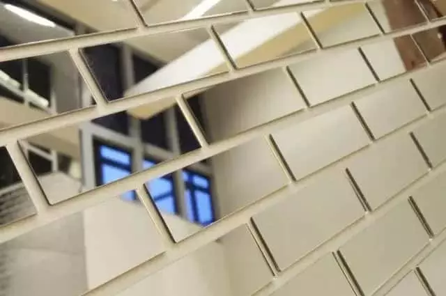 Öntött akril tükör lemez – tükörhatás, könnyű és biztonságos Öntött akril tükör lemez, könnyű és törésbiztos tükörhatás, beltéri felhasználás