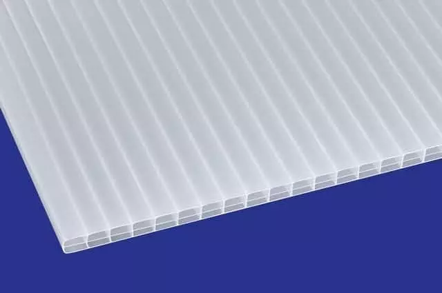 Opál üregkamrás polikarbonát lemez kék háttér előtt