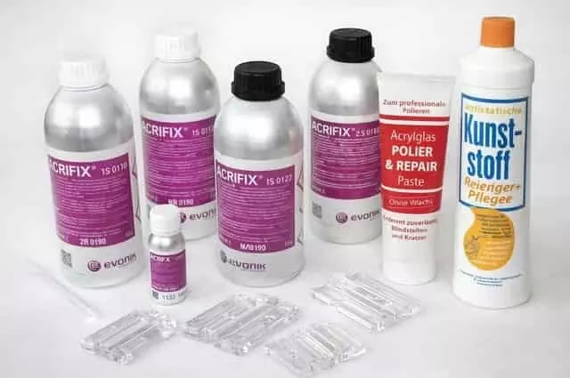Plexi tartozékok: plexi ragasztók, polírozó paszta, átlátszó plexi zsanérok és távtartók