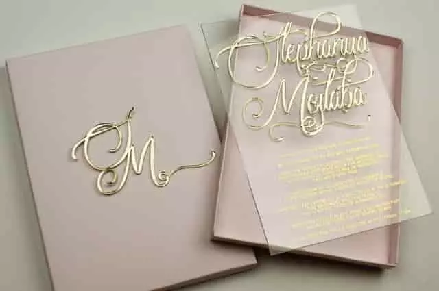 Átlátszó plexi lapból készült esküvői meghívó arany felirattal