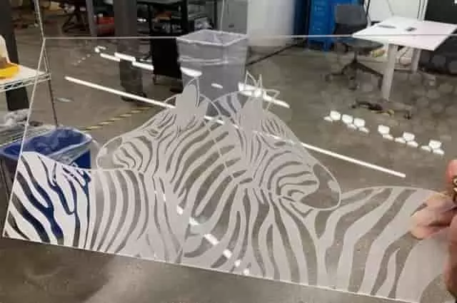 Műanyag megmunkálás – plexi és polikarbonát gravírozás