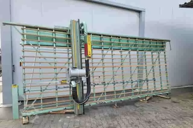 Műanyag megmunkálás – plexi és polikarbonát lapok méretre vágása