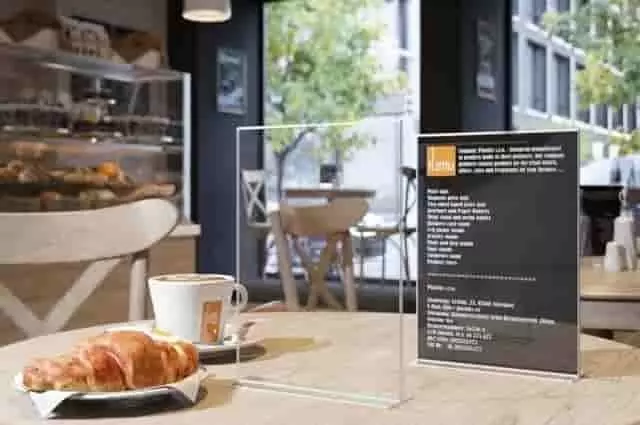 Átlátszó plexi tartó asztali menük és információk számára