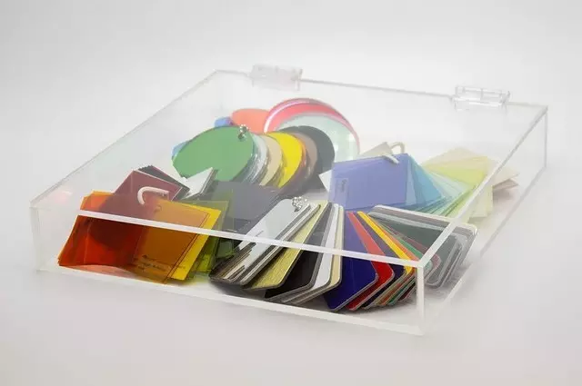 Átlátszó műanyag zsanér plexi dobozhoz – diszkrét, esztétikus megoldás Átlátszó műanyag zsanér plexi dobozon, színes mintalemezekkel
