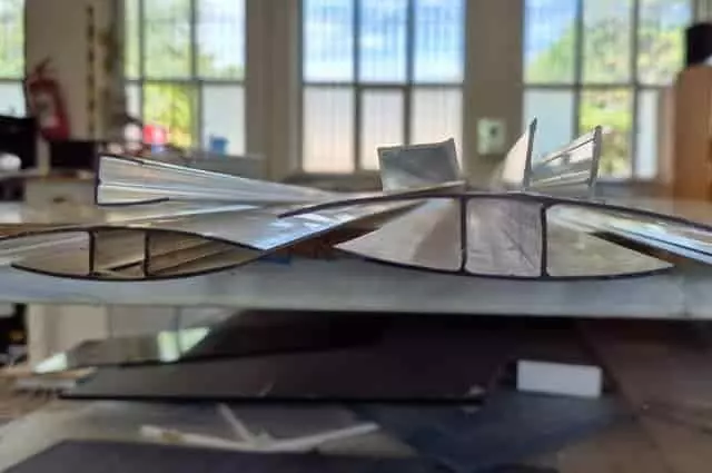 Polikarbonát leszorító profil keresztmetszete üregkamrás lemezhez