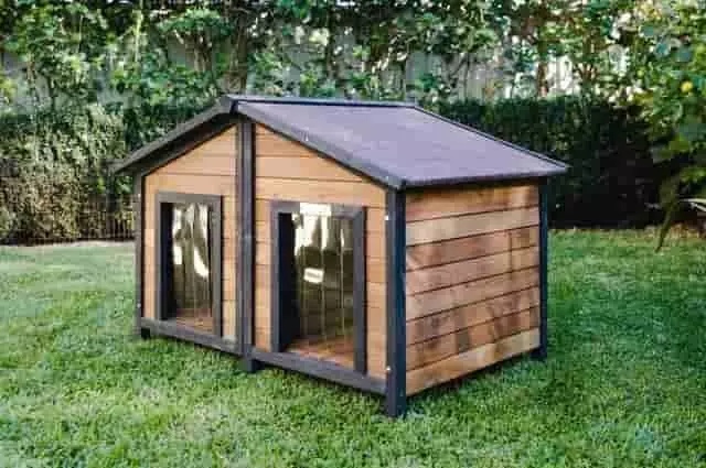 PVC ajtófüggöny kutyaházra – átlátszó szalag a huzat és hideg ellen