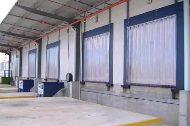 PVC szalagfüggöny ipari és lakossági célra – hő- és porvédelem egyszerűen PVC szalagfüggöny ipari és lakossági felhasználásra – rakodókapuhoz, műhelybe vagy garázsba