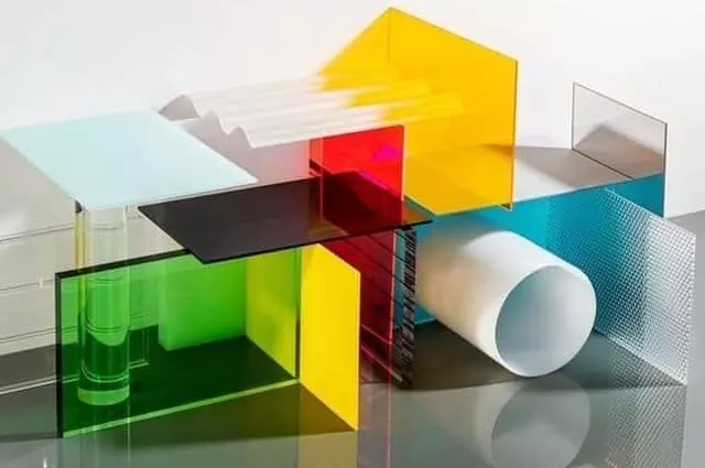 Színes plexi lemezek – átlátszó, opál és strukturált változatok Színes plexi lemezek különböző árnyalatokban és felületekkel