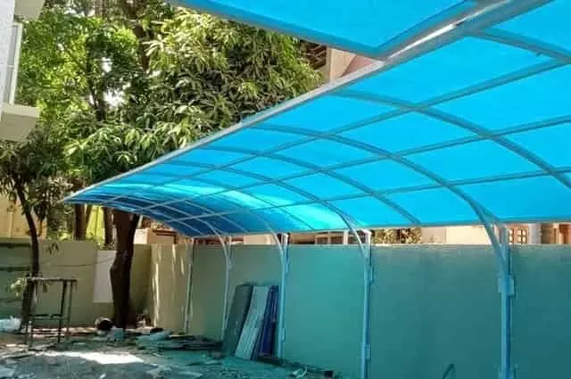 zínes tömör polikarbonát előtető – kültéri alkalmazás Színes tömör polikarbonát lemezből készült íves előtető