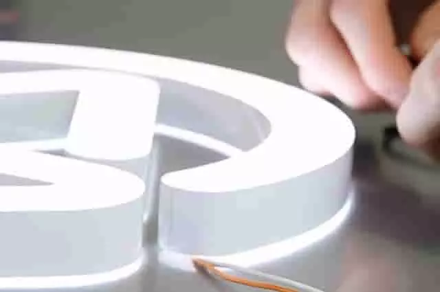 Opál plexi lemez LED-es reklámfeliratban történő felhasználása