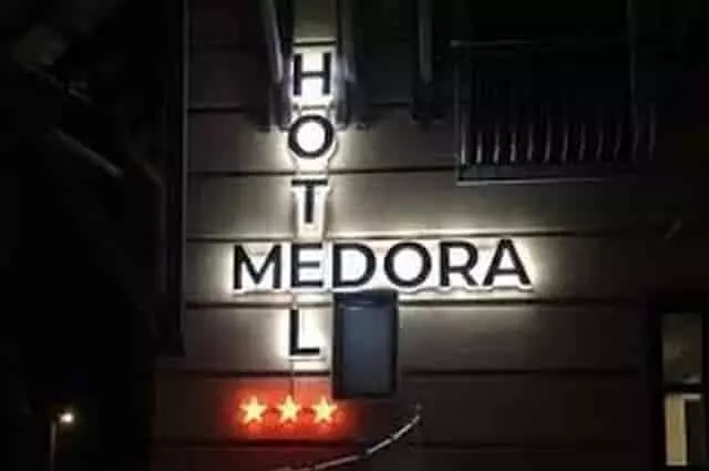 Világító plexi tábla LED-es fénnyel LED-es világító plexi tábla homlokzatra szerelve