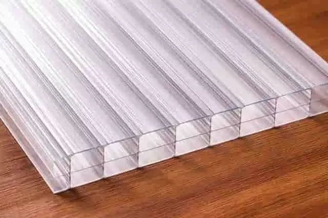 Víztiszta üregkamrás polikarbonát lemez fa felületen